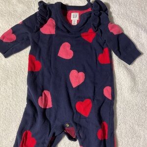 6/$30 sale) GAP Kids Navy and Red Heart Footie